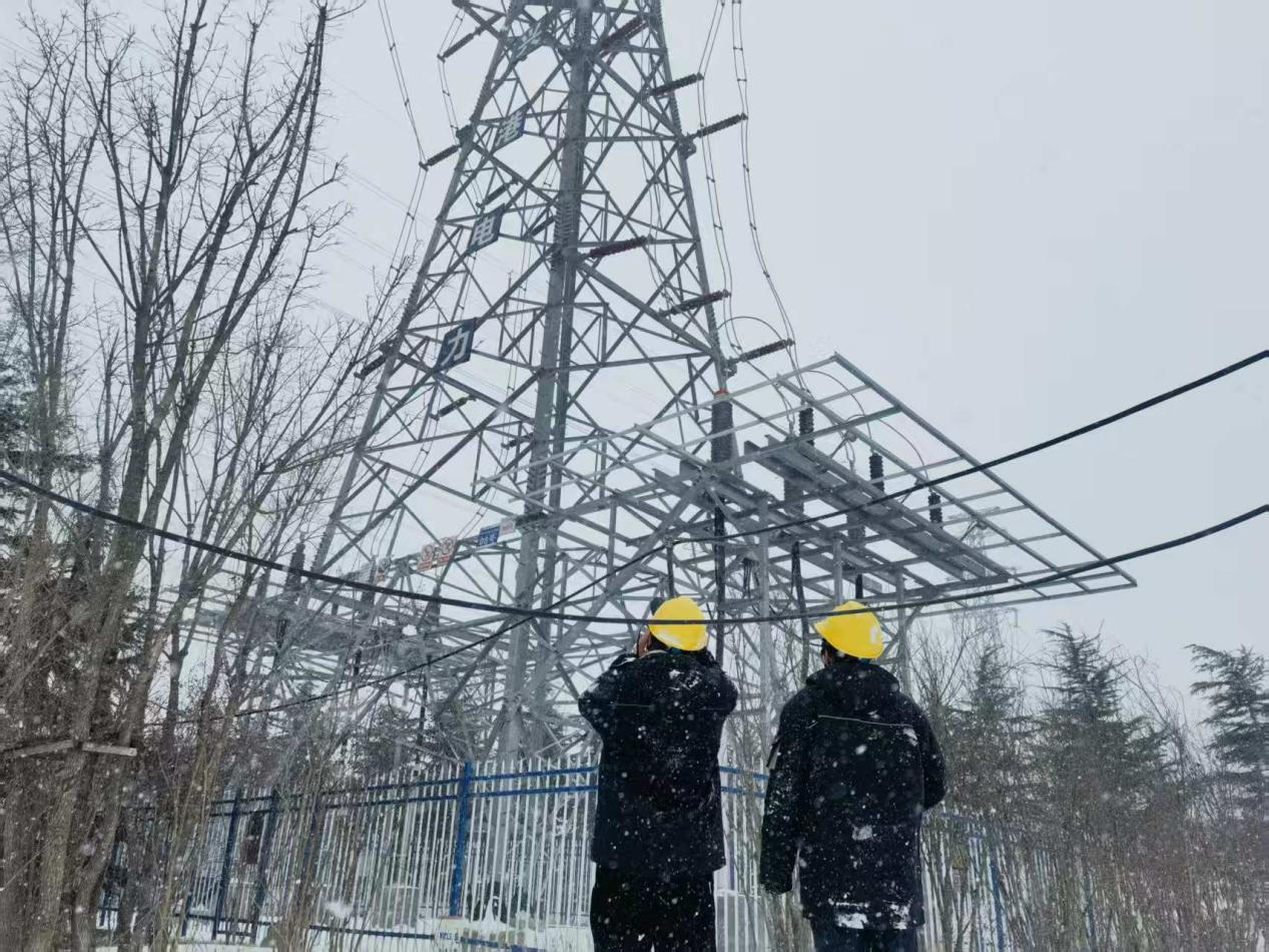 兴港电力：踏雪巡线战寒潮 坚守岗位保供电